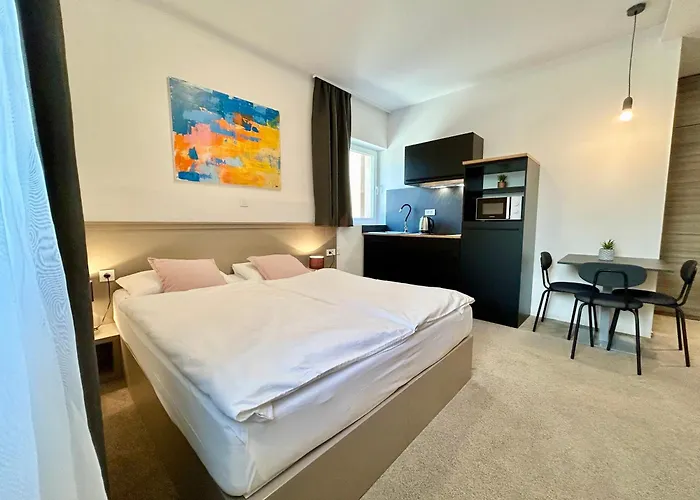 Deluxe No.10 - & 4* מאנדרה