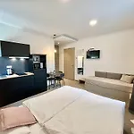 Deluxe No.10 - & 4*