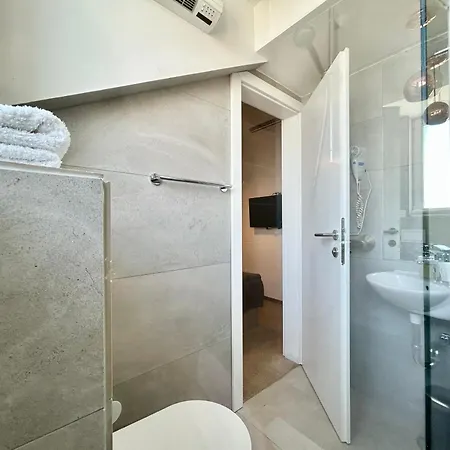 Deluxe No.10 - Rooms&apartments Affittacamere Mandre